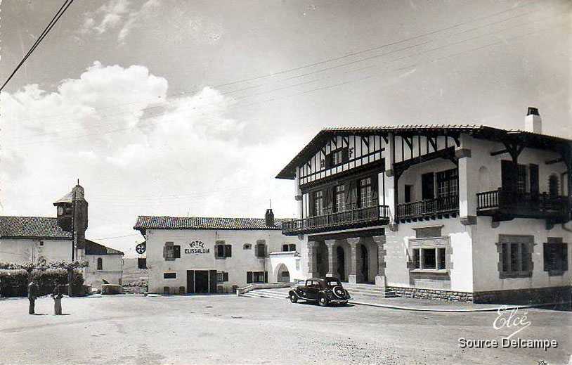 64 Bidart La Mairie et l Eglise.jpg